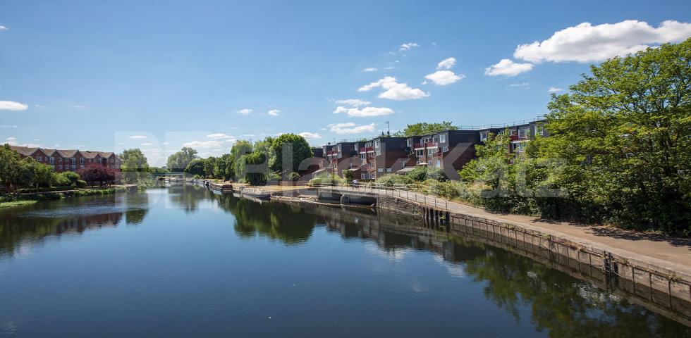 			New Instruction! Canal View!, 1 Bedroom, 1 bath, 1 reception Apartment			 Bream Close, Tottenham